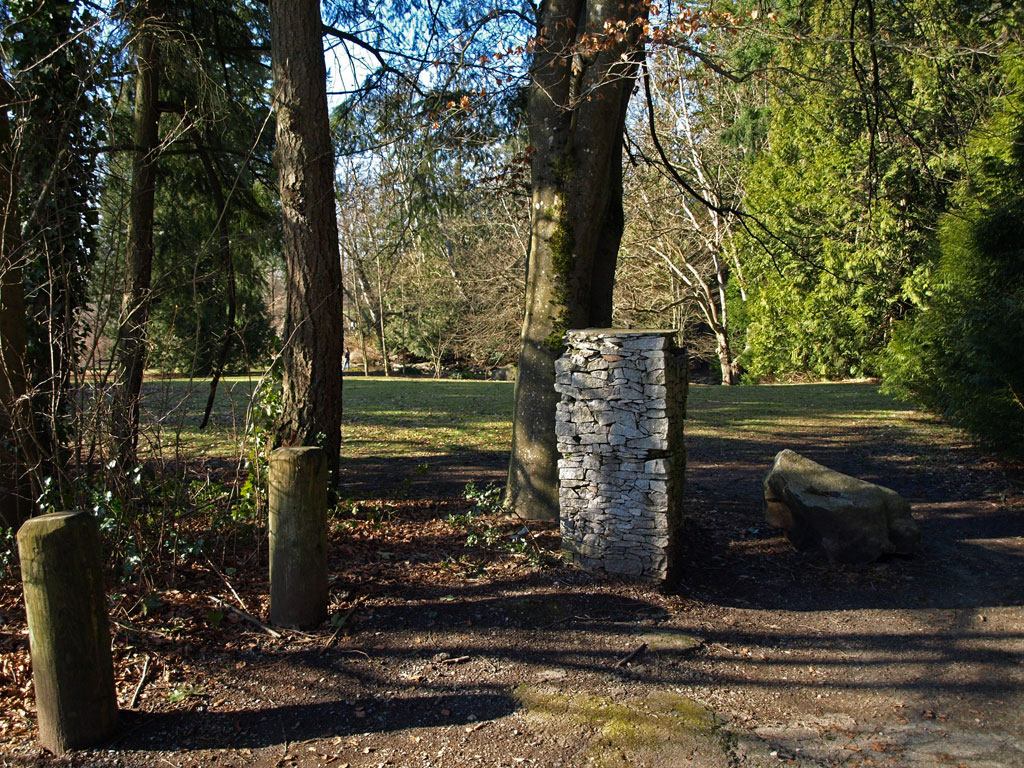 [misc1/stone-pillar1.jpg]